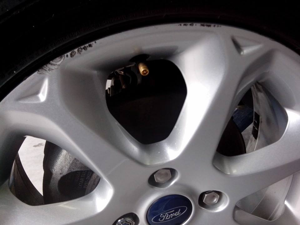ford velg met beschadiiging 
door stoeprand