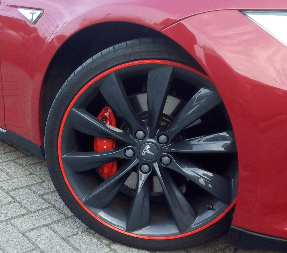 zwarte tesla velg met rode alloygator velgbeschermer